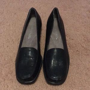 Aersoles work slip ons